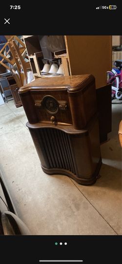 Antique Zenith Cabinet Radio