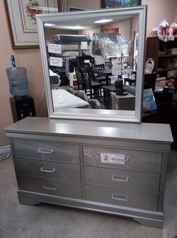 New Dresser with Mirror Sample Flor Only $400 cash