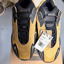 Yeezy 700 MNVN ‘HONEY FLUX’