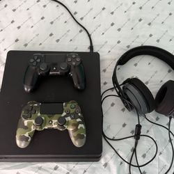 Play4 of use but in good condition, two controllers the camouflage one a month of use the original black a little damaged, headphones, cables. I adjus