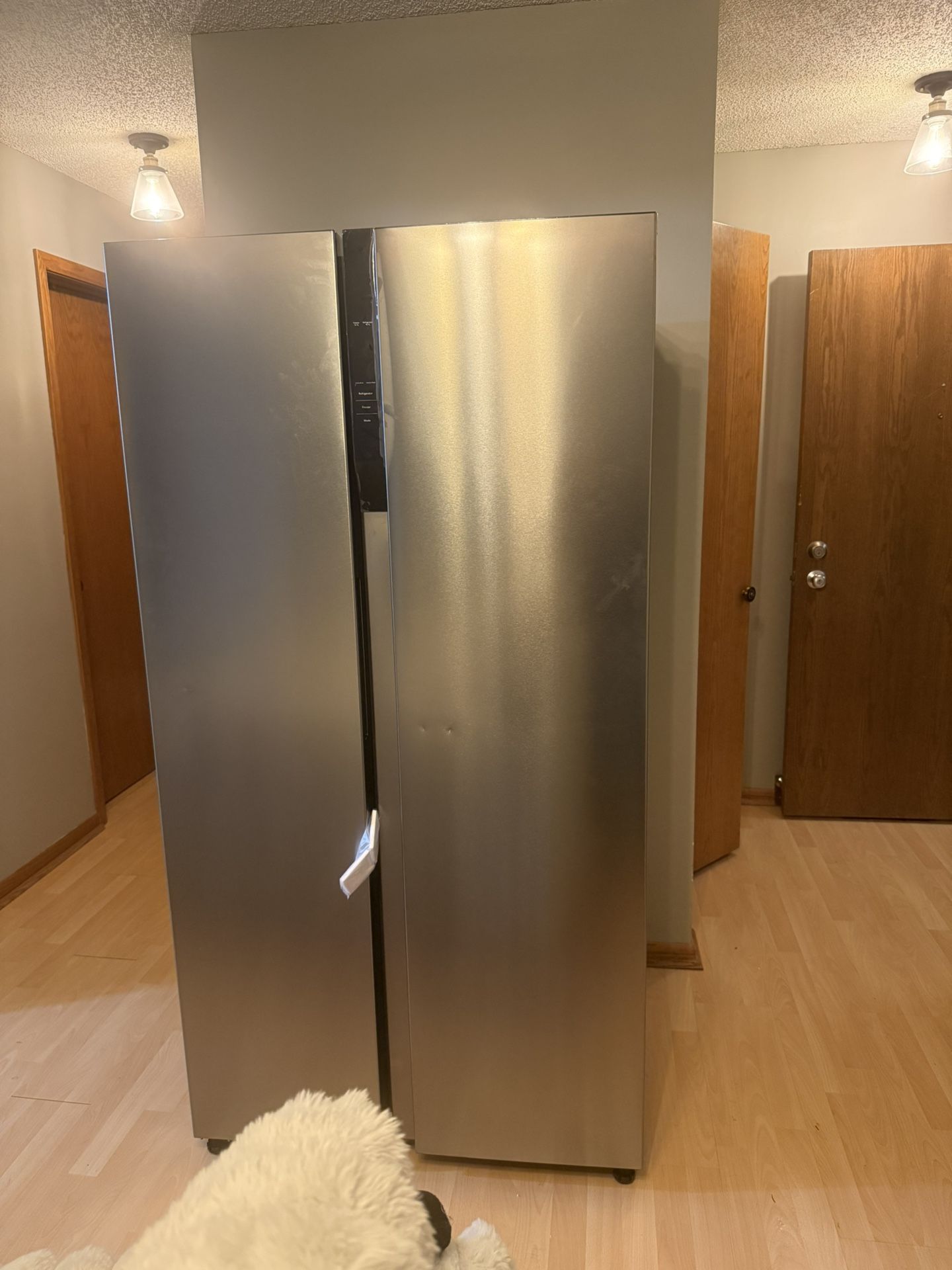 Refrigerator in Fingerprint-Resistant Stainless Look