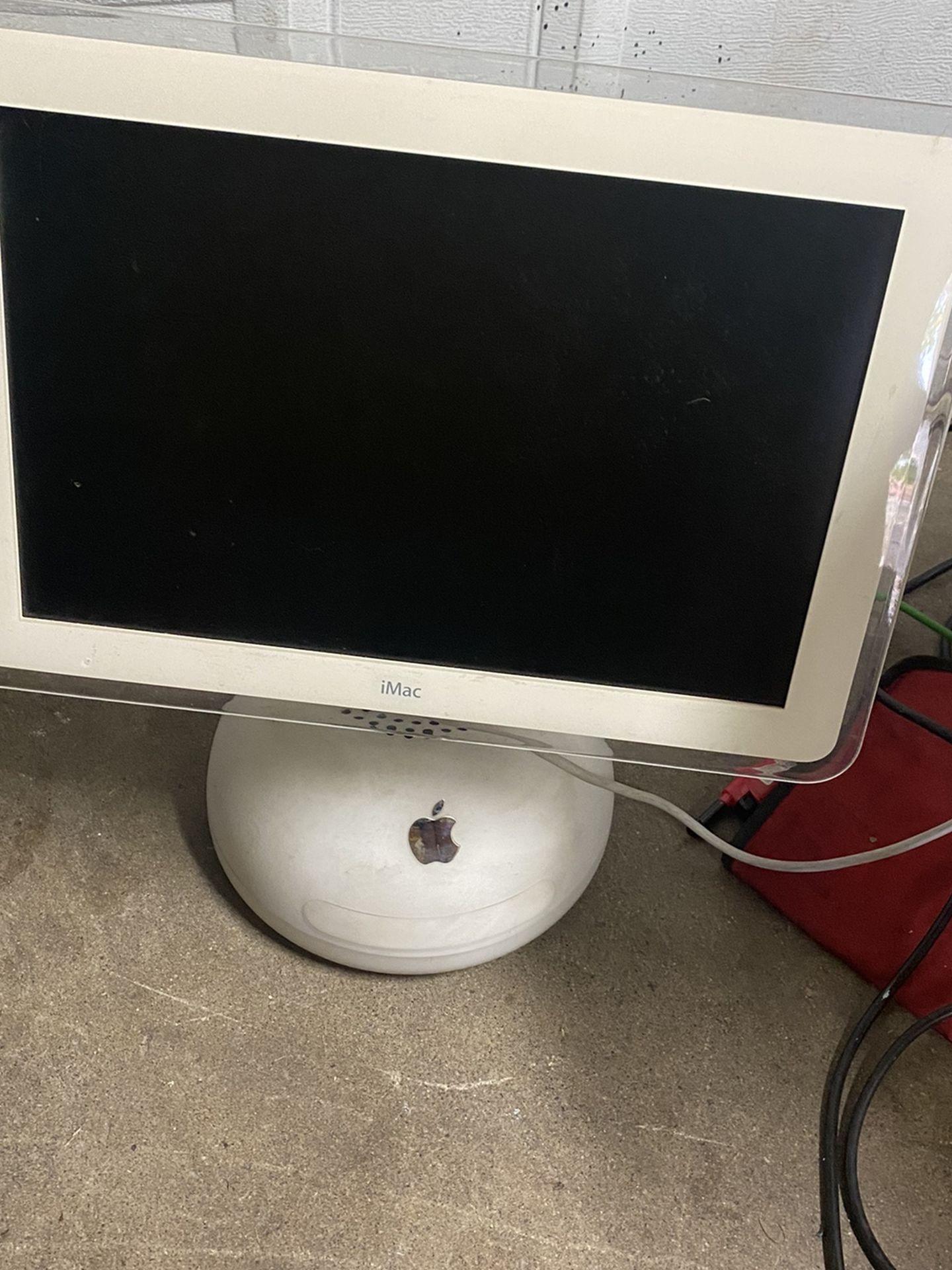 Monitors an Apple computer