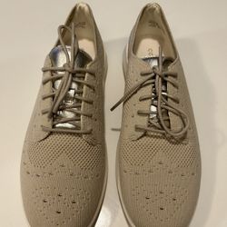  The Cole Haan Original Grand Stitchlite Oxford Spikeless Golf Shoes in size 8.5 are designed for women who enjoy golfing in style. Featuring a cream 