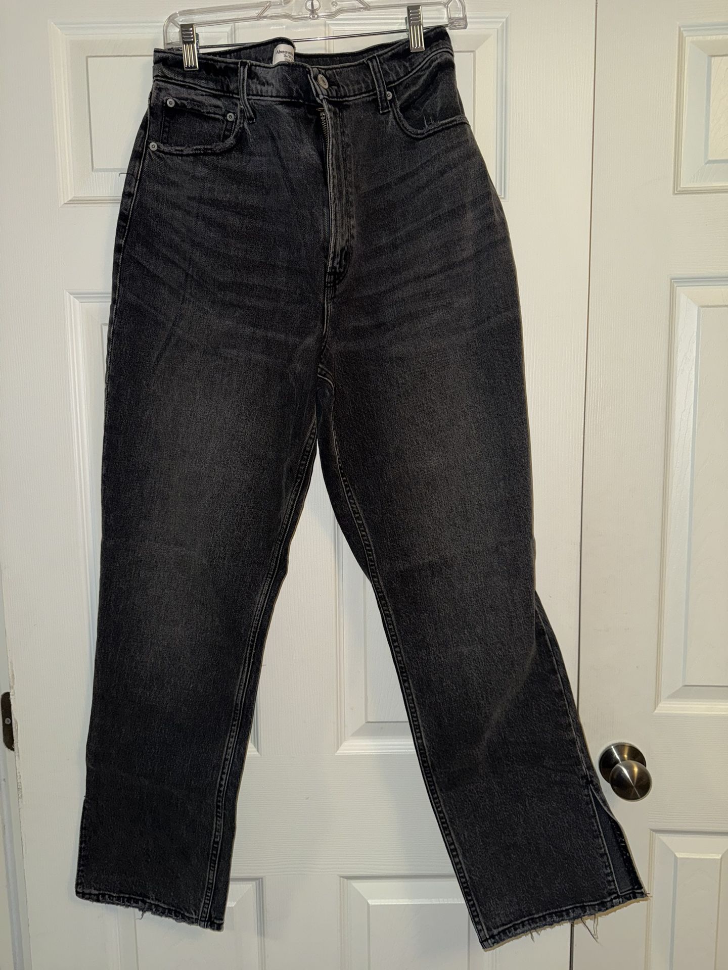 Abercrombie & Fitch Jeans. “The 90’s Straight- ultra high rise”
