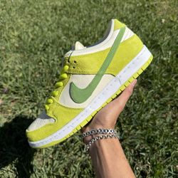 Nike SB Dunk Low “Green Apple” Size 11 Men
