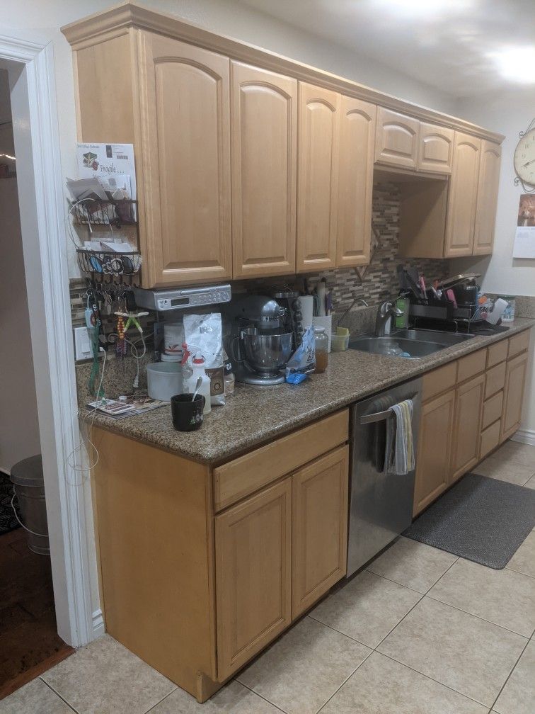 Kitchen cabinets w/ granite countertops