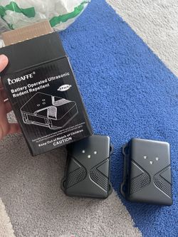 Battery operated ultrasonic pest repeller