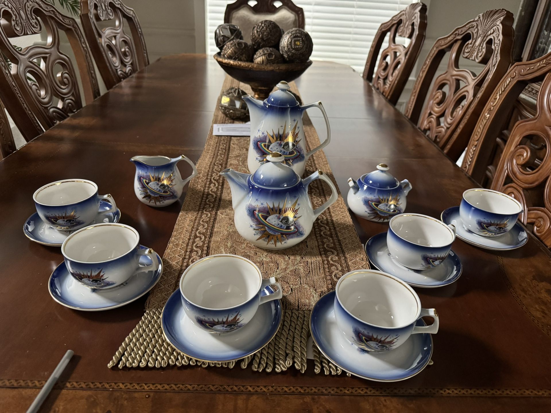 tea set” ( “tea service”. )