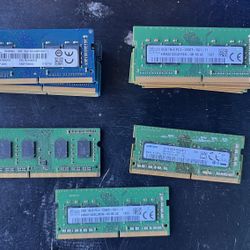 Various DDR4 laptop RAM sticks
