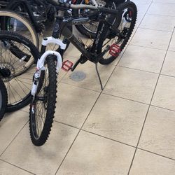 Trek 4300 Black And Gray