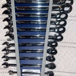 Ratcheting wrench set metric