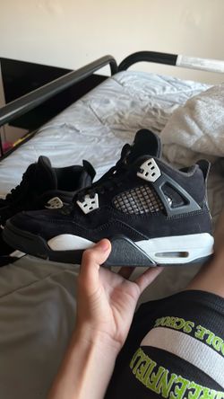 Black-white thunder Jordan 4’s