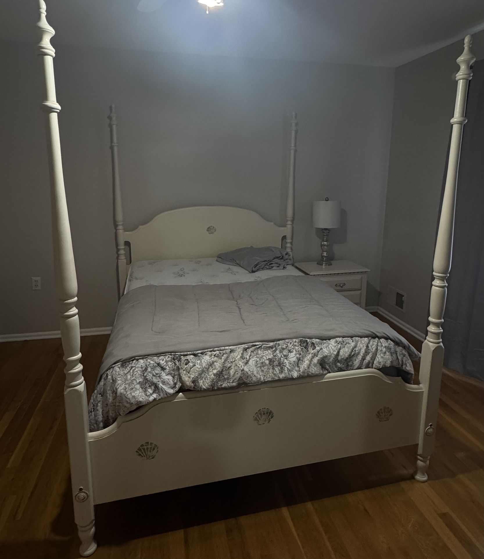 6 Piece Post Wooden Bedroom Set