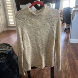 Cream knit sweater with a relaxed fit 