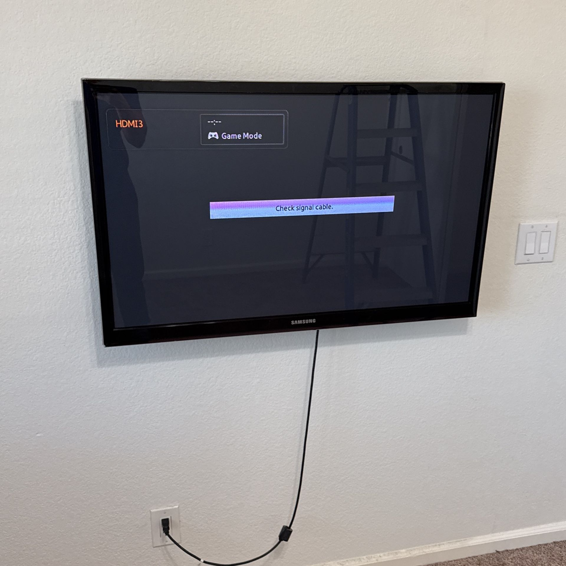 Samsung flatscreen TV with remote and wall mount included