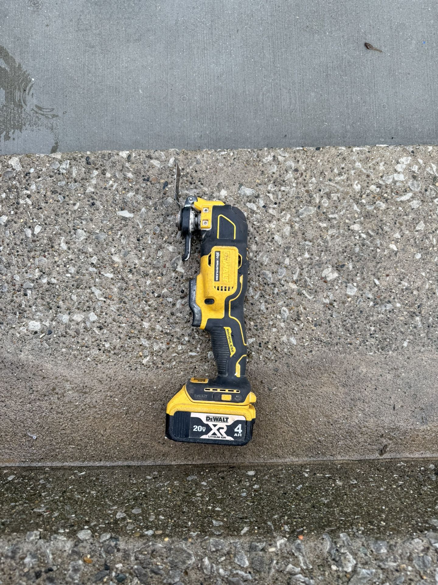 ATOMIC 20V MAX Lithium-Ion Cordless Oscillating Tool Kit with 4.0Ah Battery