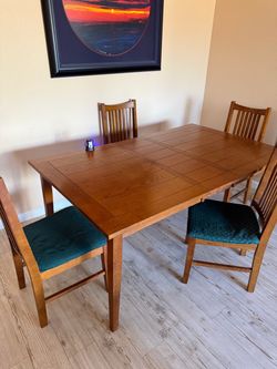 Dining room table extendable