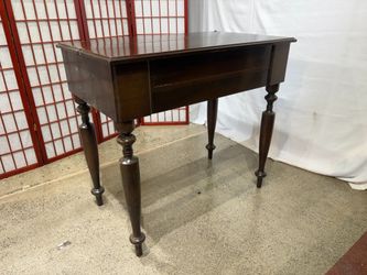 COLONIAL MANUFACTURING CO Antique Mahogany Flip-Top Spinet Writing Desk