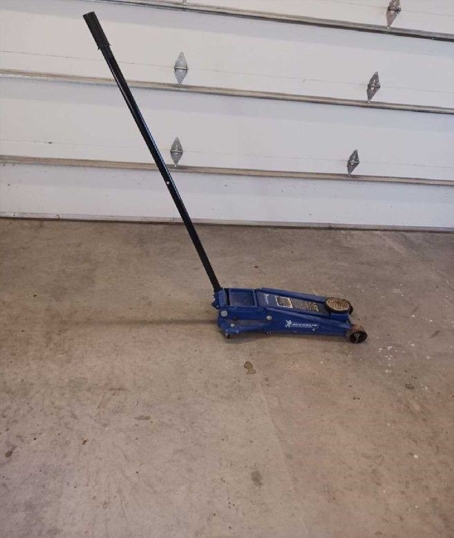 Hydraulic Lift – Hoist Cars Safely and Reliably! get pressure