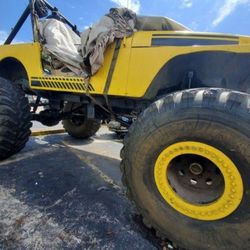  JEEP WRANGLER 94 YJ  BODY TUBE BODY  WITH  CJ7  LIFT  RUNS GREAT , BODY KIT SUSPENSIÓN COMPLET EVERYTHING WITH  AXLE 1 TON  LIFT.... $ 2800  ,  WH