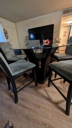 Dining table with 5 high chairs