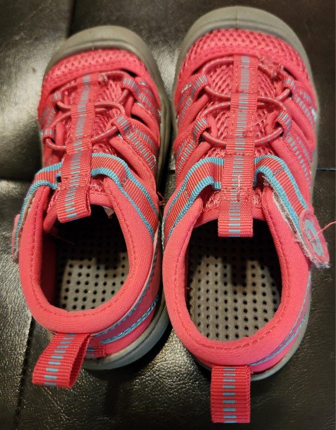 NWOT Academy Ltd Toddler Girls Sz 10 Hook Loop Cap Toe Land & Water Shoes in Pink & Blue in perfect condition