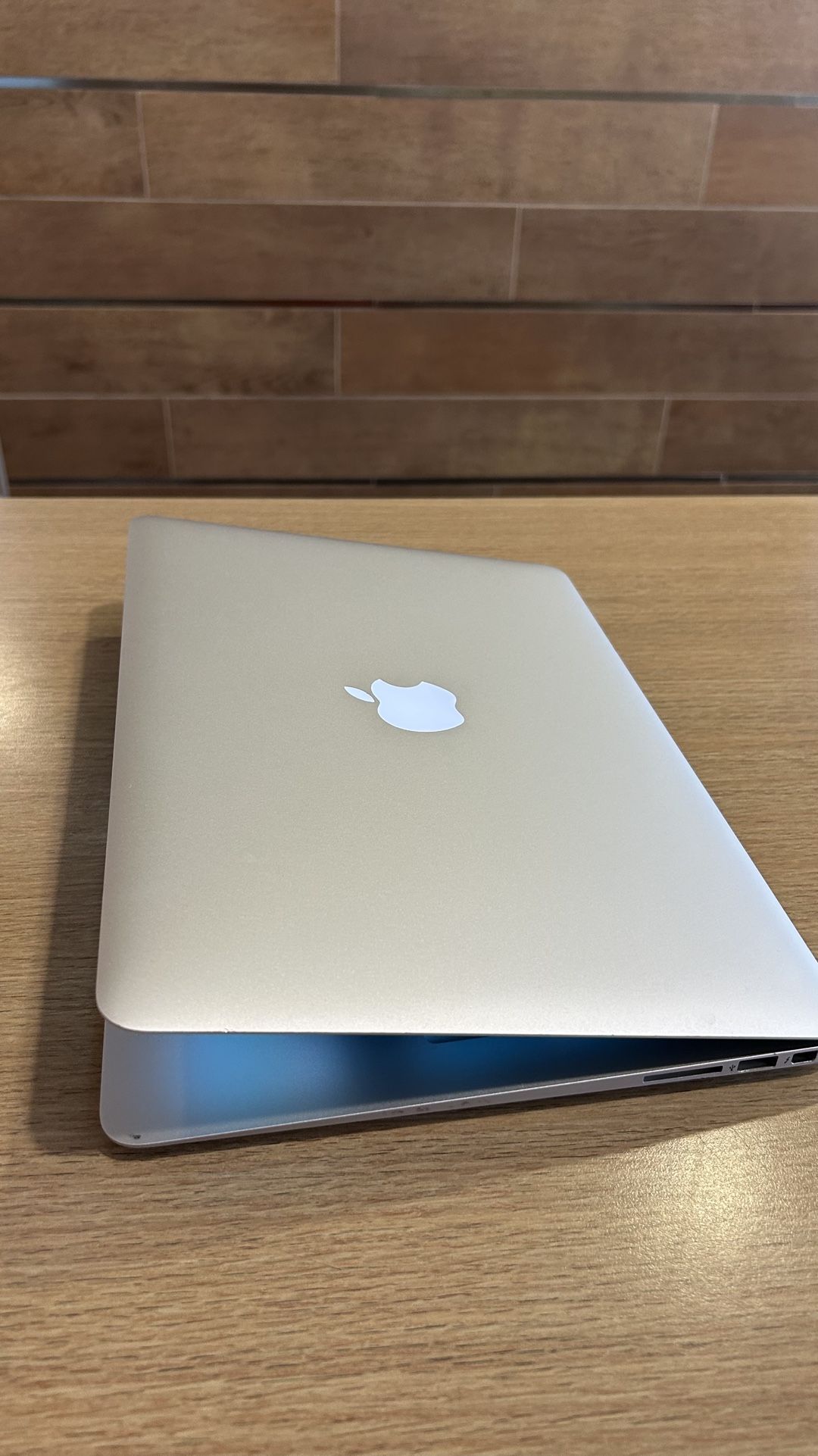 Apple MacBook Air 13” I5/8GB/256GB SSD $200
