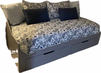 Daybed with mattresses and bedding
