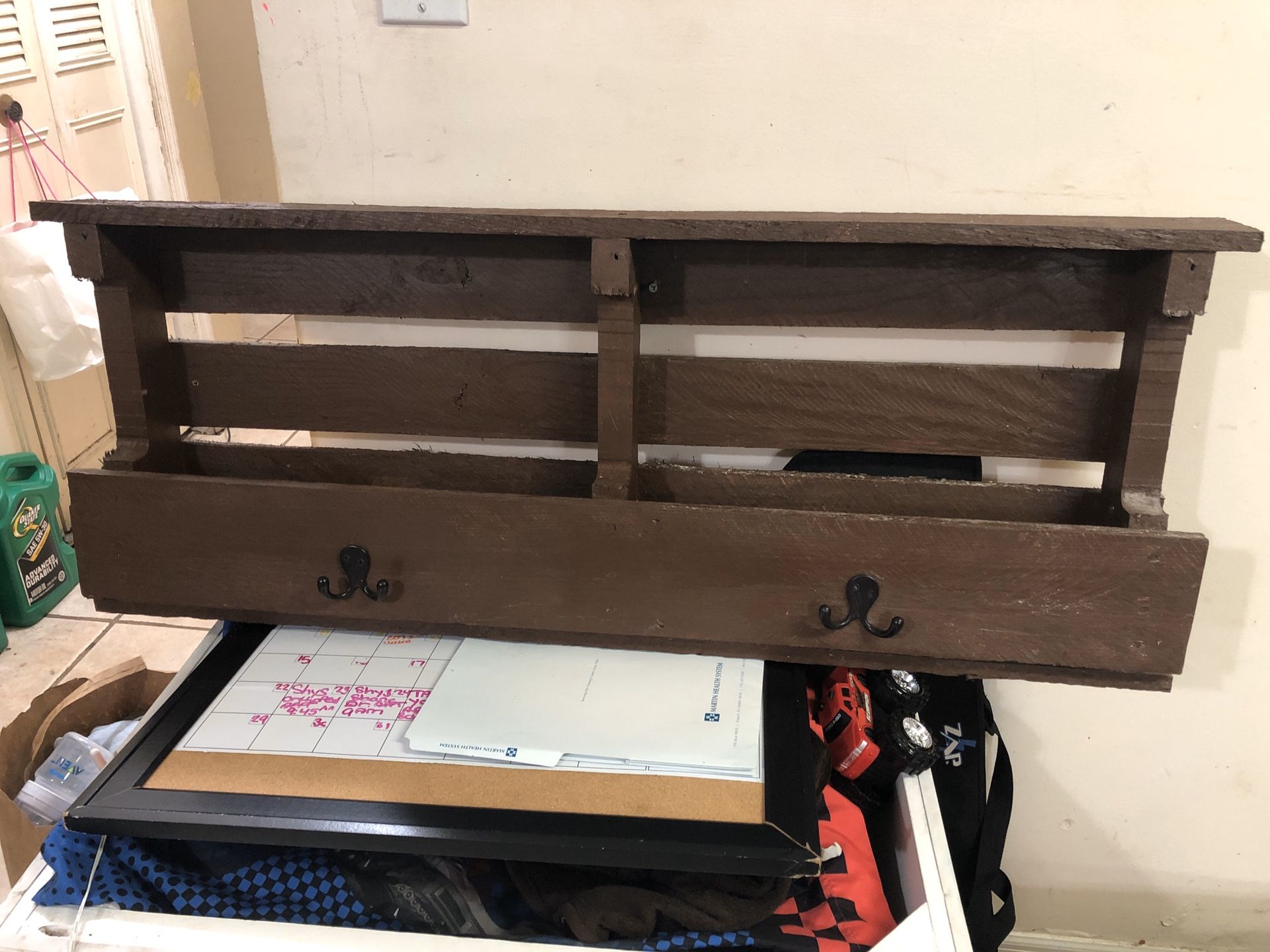 Pallet hanging self