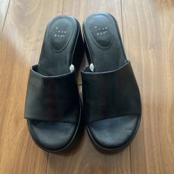 Women Sandals Size 7  Heels 2 1/2 Inches 