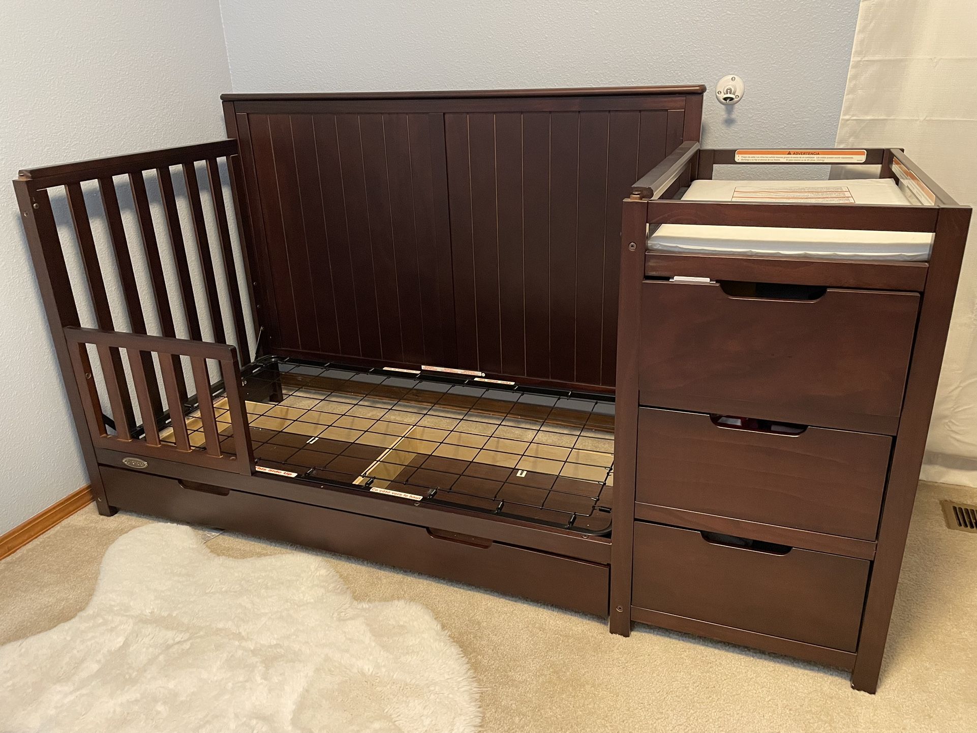 Graco Hadley 5-in-1 Convertible Crib & Changer With Drawer