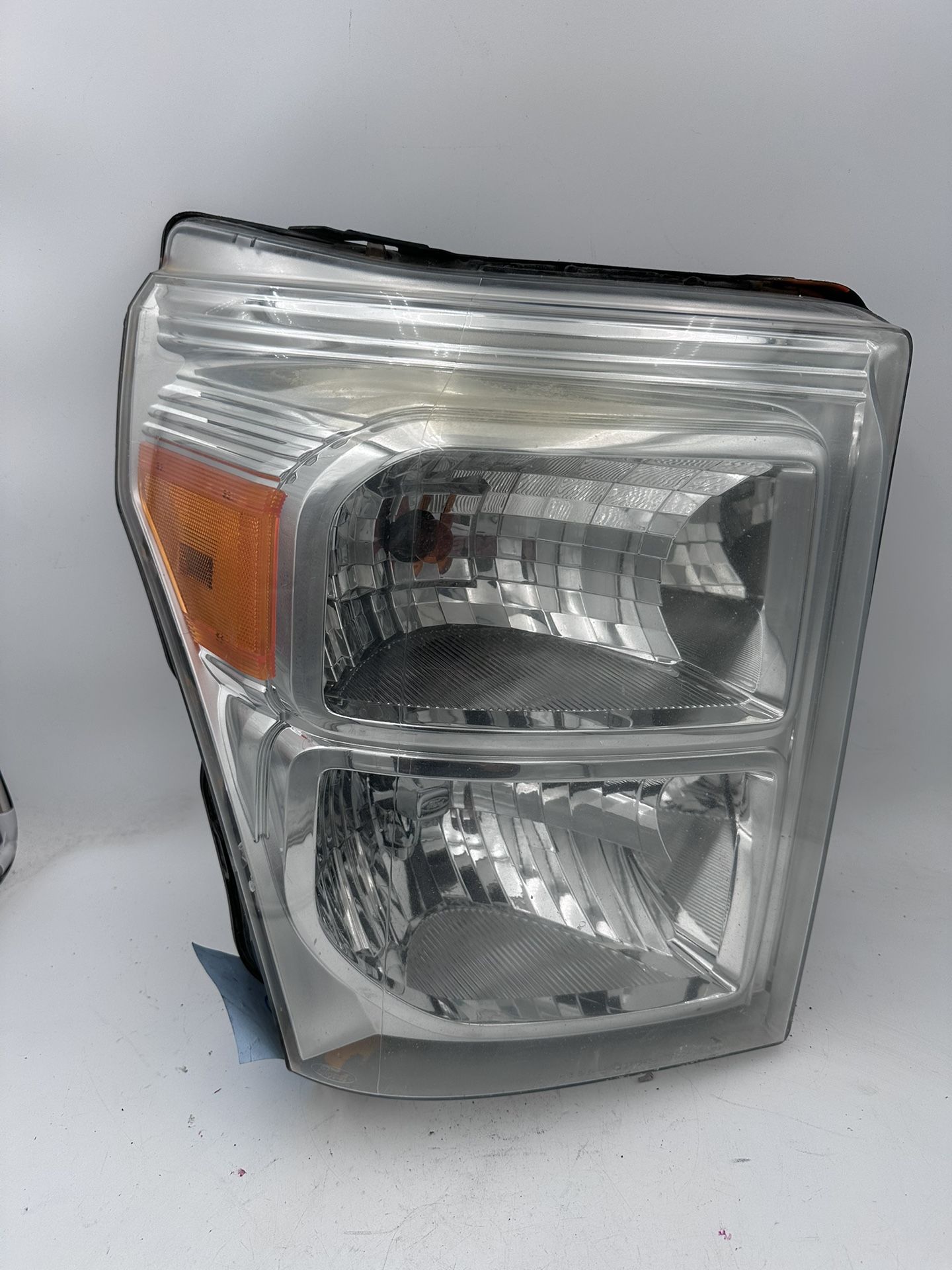 2011 to 2016 Ford SuperDuty F250-F350-F450-F650 Headlight Lam Right Passenger side