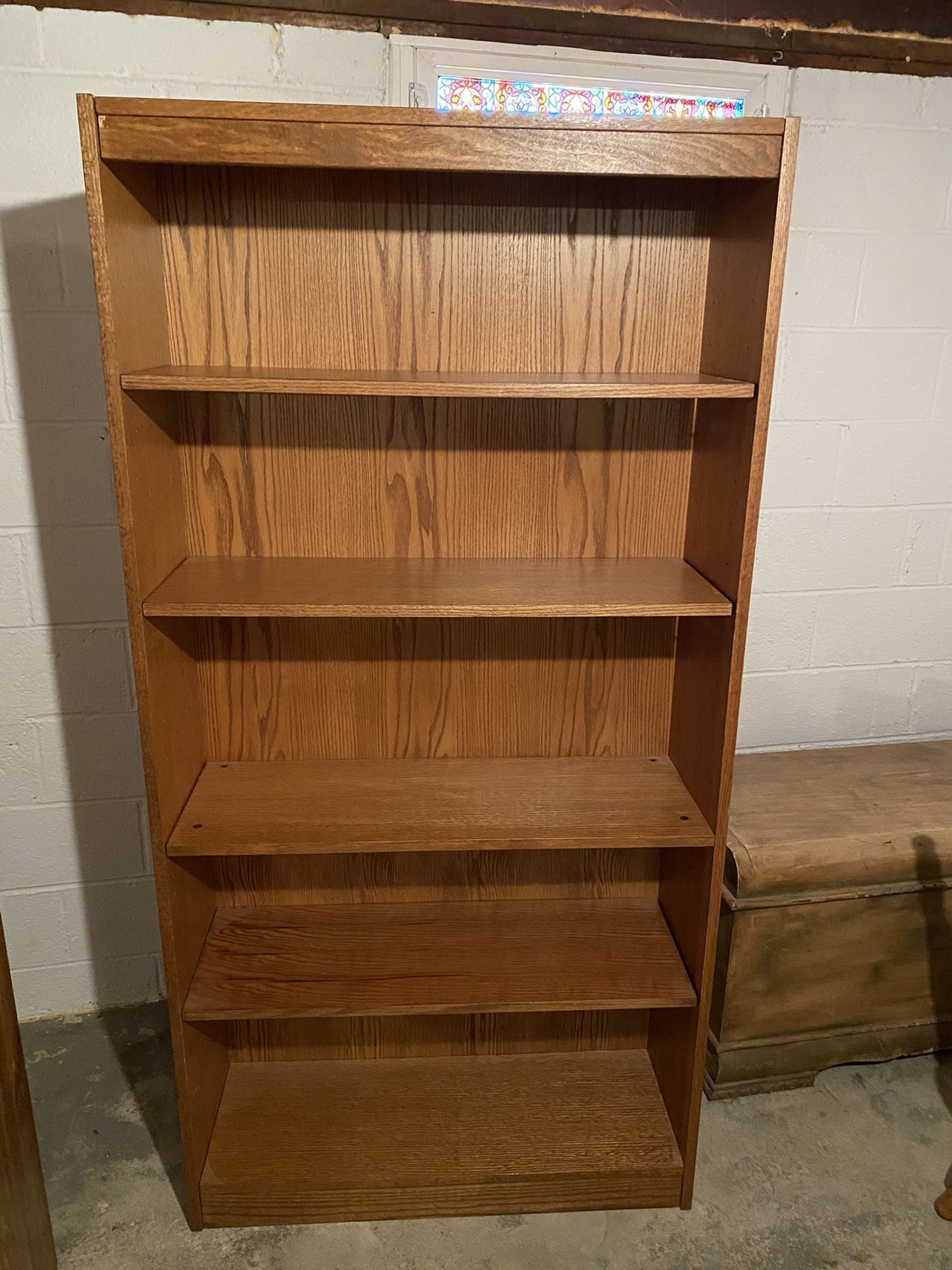Wooden shelving unit in very good condition.