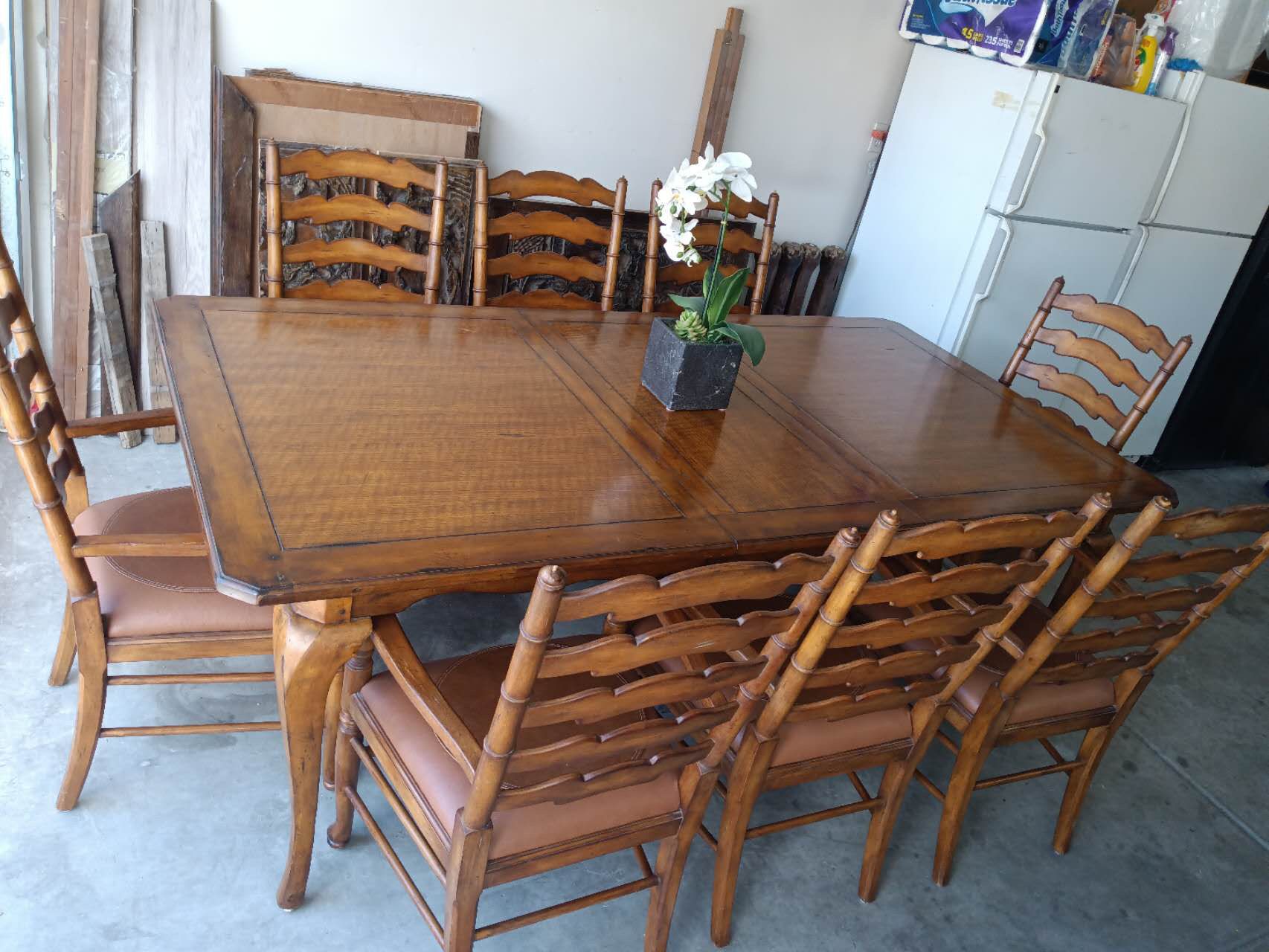 Dining table w/ 8 Chairs