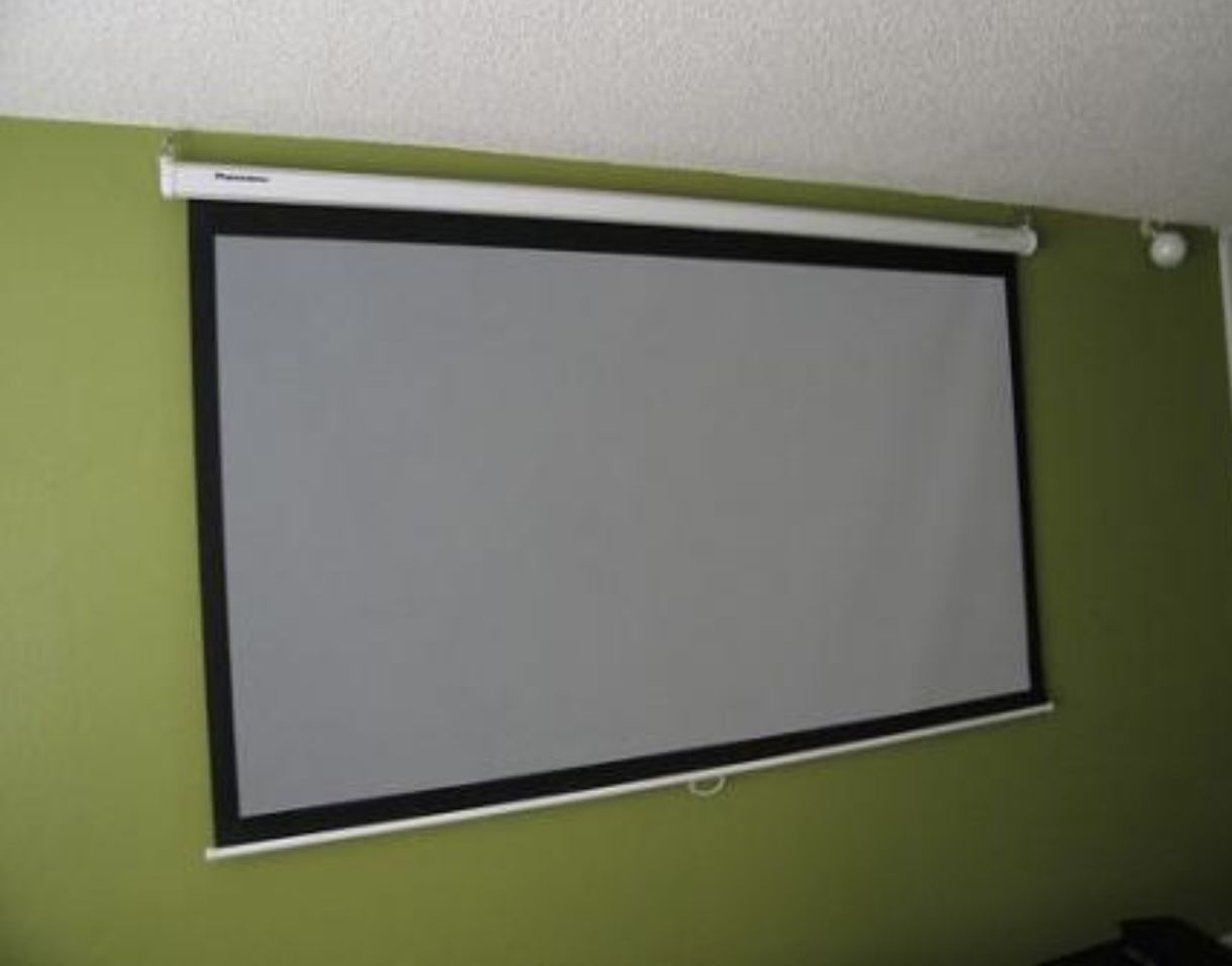 Gray Wolf II Rretractable Projector Screen