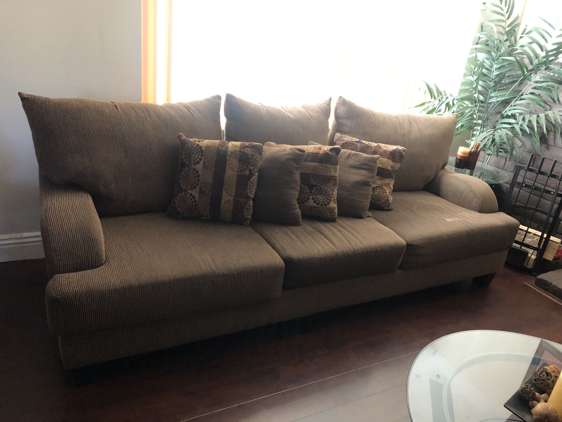 Living Room Sofa, Love Seat, Coffee & 1 End Tables In Excellent Condition!