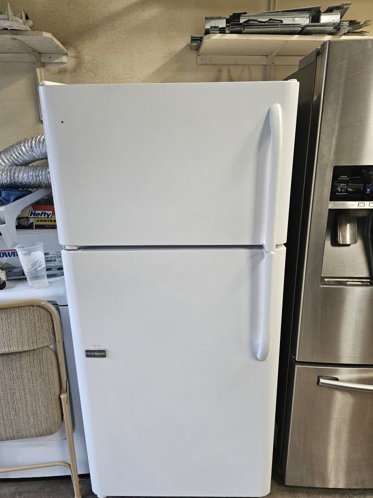 FRIGIDAIRE REFRIGERATOR GOOD CONDITION DELIVERY AVAILABLE FOR EXTRA FEE