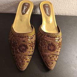 UNIQUE Handbeaded Satin Sz 10 2.5" Heel Women Slip On Mules.

Elevate your shoe game with these stunning UNIQUE handbeaded satin mules! 