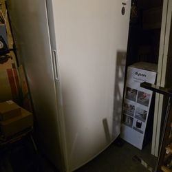 Whirlpool 15.7-cu ft Frost-free Upright Freezer White 60.34"T X 30.25" W X 29.13"D