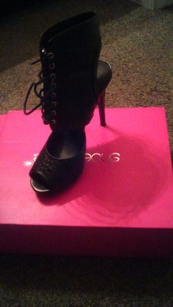 Shoedazzle black pump