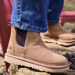 UGG Kids  Neumel Chelsea boots NWOT
