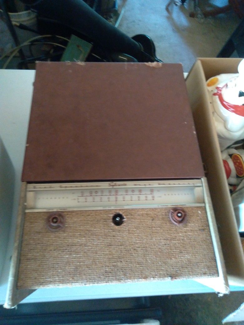 Sylvania Vintage Turntable/Radio Player