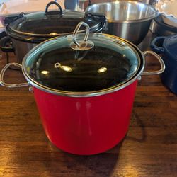 9 Qt. Ceramic Pot w/ lid.