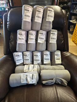 IKEA VITMOSSA Fleece Blankets – Lot of 14