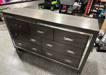 ✨ Beautiful Gray Mirrored 9-Drawer Dresser – Excellent Condition ✨