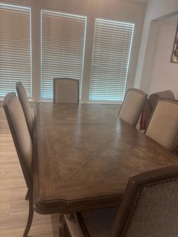 Extendable Dining Room set (Seats 6-8)