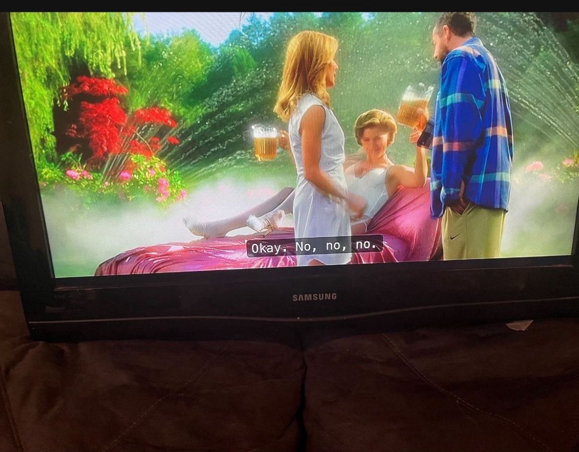 Samsung TV 32 inches 31x21. 