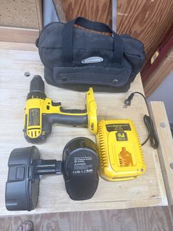 DeWalt drill 2 Batteries One charger a carry bag