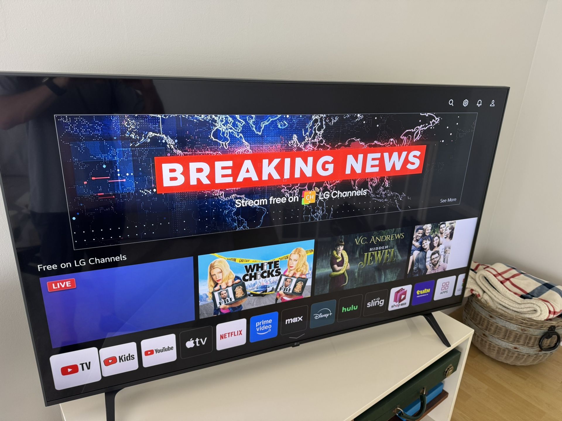 💥 LG 55” 4K UHD Smart TV (55UQ8000AUB) – Like New, Great Picture, Remote Included! 💥