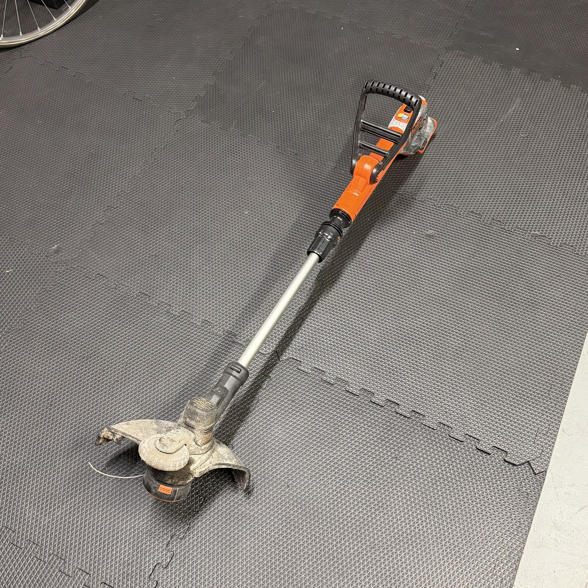 Black+Decker 20V MAX Trimmer – Battery + Charger